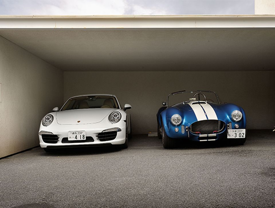 アクセントは 青いシェルビー コブラ 大きな白壁の家 Engine エンジン クルマ 時計 ファッション 男のライフスタイルメディア