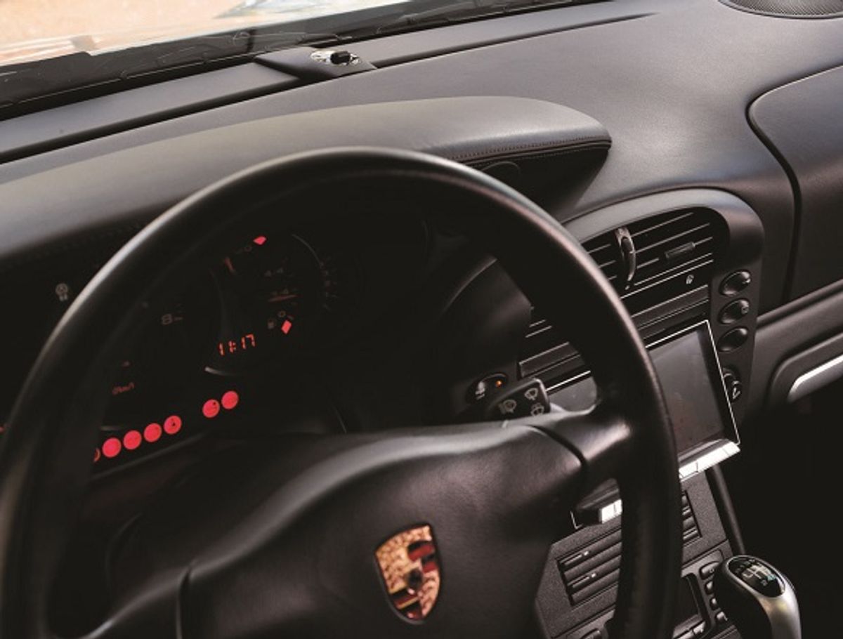 職人技！ダッシュボードの革補修【ポルシェ911（996型）長期リポート 