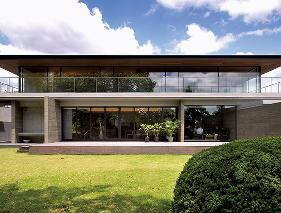 ポルシェ924と日産リーフのある家 ガラスで囲われた広々二世帯住宅