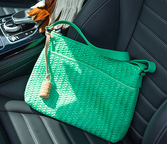 美品！TIBERIO FERRETTI レザーショルダーバッグ リゾート＆リラックス感いっぱいのショルダーバッグ｜ENGINE