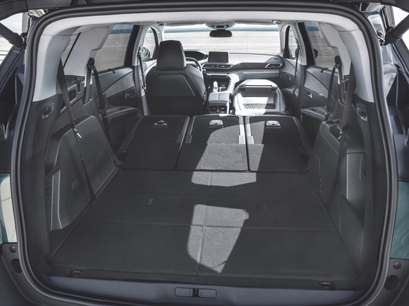 新しい顔は電動化への決意!? 新型プジョー5008デビュー | ENGINE