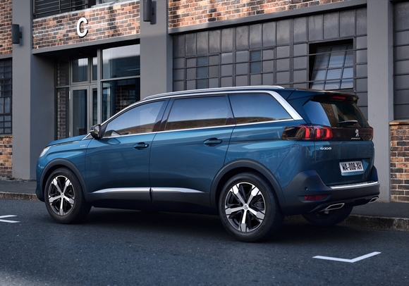 新しい顔は電動化への決意!? 新型プジョー5008デビュー | ENGINE