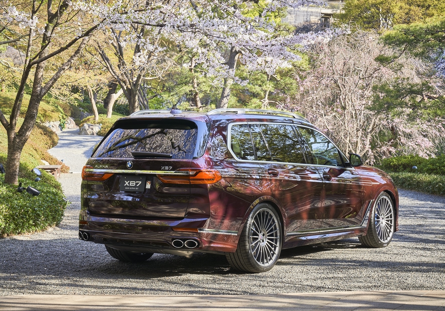 時速290キロで突っ走るスーパーSUV アルピナXB7が日本上陸 | ENGINE