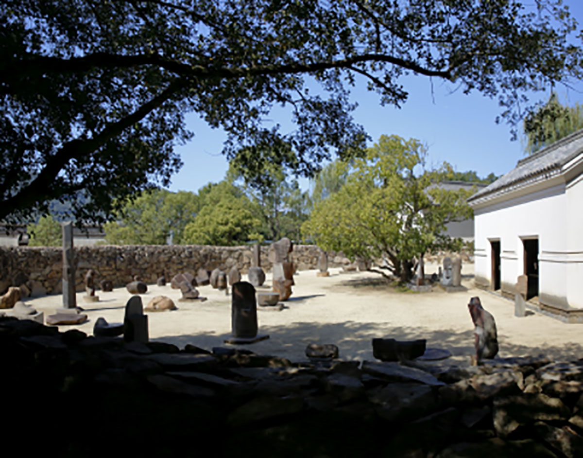 高松市牟礼町のアトリエだった施設は、現在イサム・ノグチ庭園美術館となっている。若い石工との出会いが、ここを拠点とした理由のひとつ。イサム・ノグチ庭園美術館石壁サークル撮影:齋藤さだむ(C)2021 The Isamu Noguchi Foundation and GardenMuseum/ARS, NY/JASPAR,Tokyo E3713
