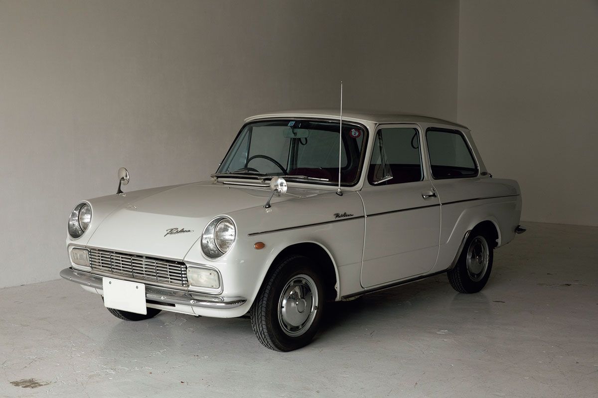 TOYOTA PUBLICA 1950年代の国民車構想の影響を受けてトヨタが開発した初の大衆車である。車名はパブリック（＝大衆）に由来する。1954年に前輪駆動として企画されてから紆余曲折を経て、1961年、700ccの空冷水平対向2気筒エンジンを搭載する後輪駆動車としてデビューした。春風亭昇太さんの愛車は1967年式で排気量は800cc、トランスミッションは2段ATとなる。「買ってから24年、まったく壊れないです」（昇太さん）。