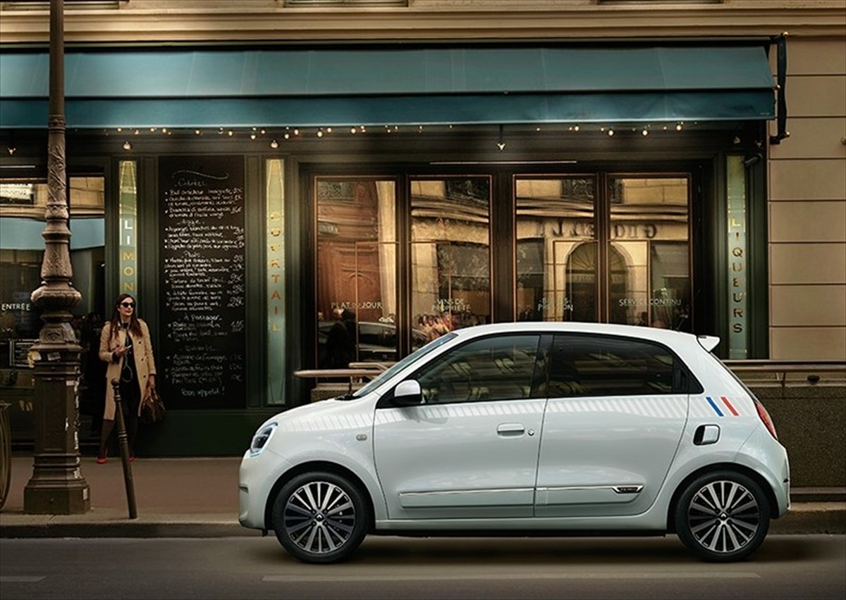 トリコロールをあしらったストライプがチャーム ポイント ルノー トゥインゴの特別仕様車 リミテ 登場 Engine エンジン クルマ 時計 ファッション 男のライフスタイルメディア