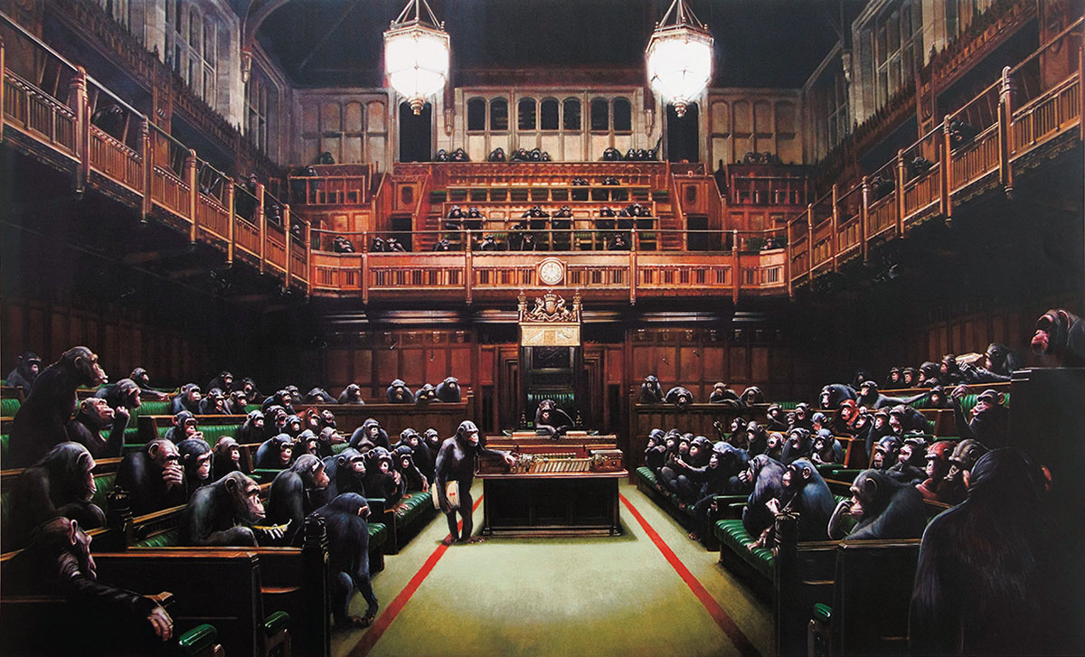 チンパンジーに乗っ取られた議会の様子を描いた作品で、民主主義のモデルとされたイギリス議会の凋落を皮肉を交えて描いたとされている。本展出品作は、2009年にブリストルで開催された企画展「Banksy vs Bristol Museum」で初公開された横幅約4メートルに及ぶ油彩画のポスター版。バンクシー《モンキー・パーラメント》Monkey Parliament2009年 個人蔵