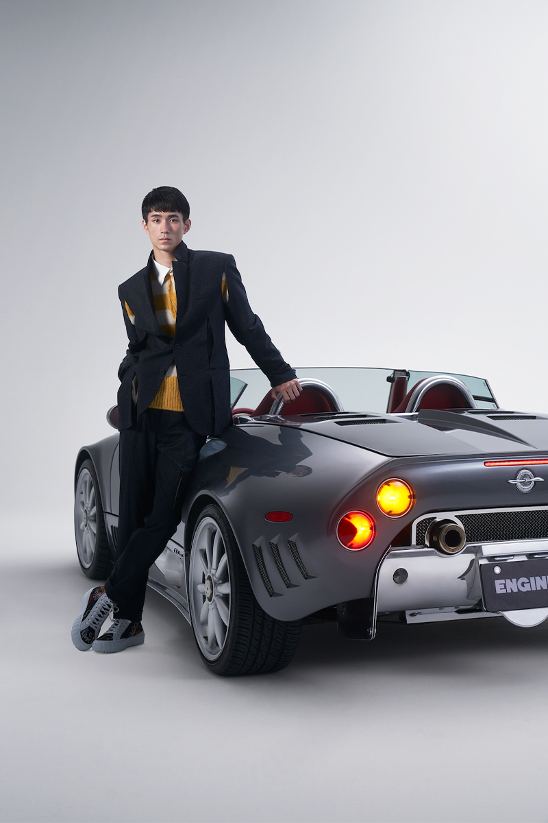 ジャケット37万9500円、トラウザーズ10万4500円、トップス11万6600円、スニーカー参考商品(フェンディ/フェンディ ジャパン Tel.03-3514-6187)