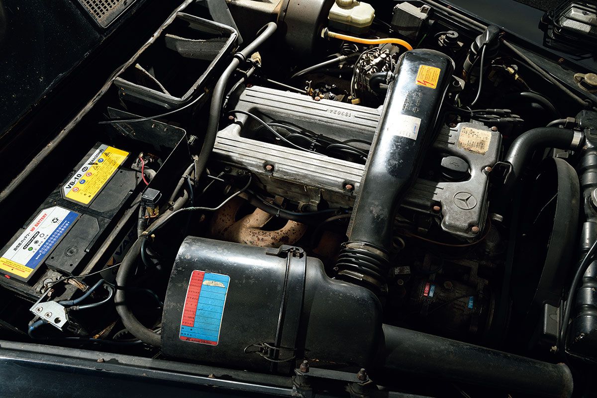 2.8リッター直6DOHCは最高出力150ps/5250rpm、最大トルク226Nm/4250rpmを発生する。