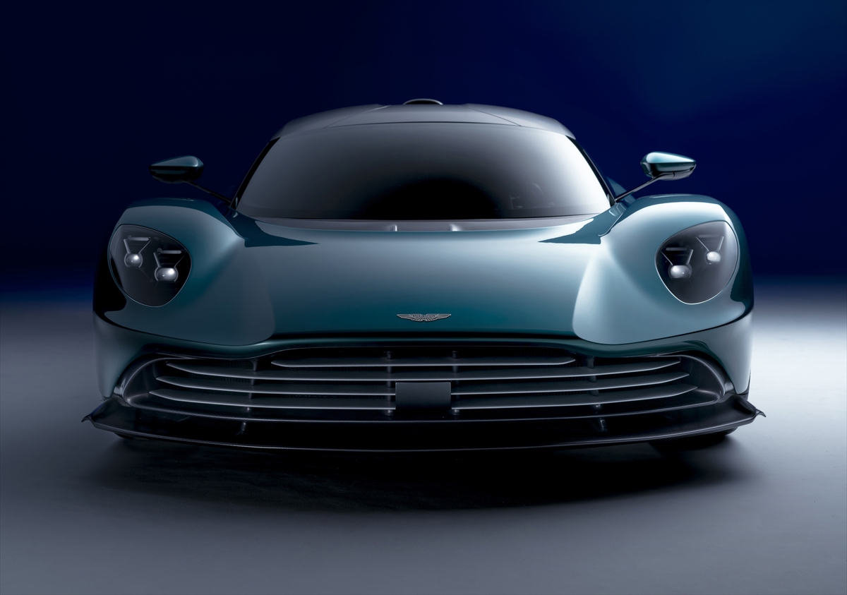アストン初の本格量産ミドシップ・スポーツ、ヴァルハラは950psのPHEV