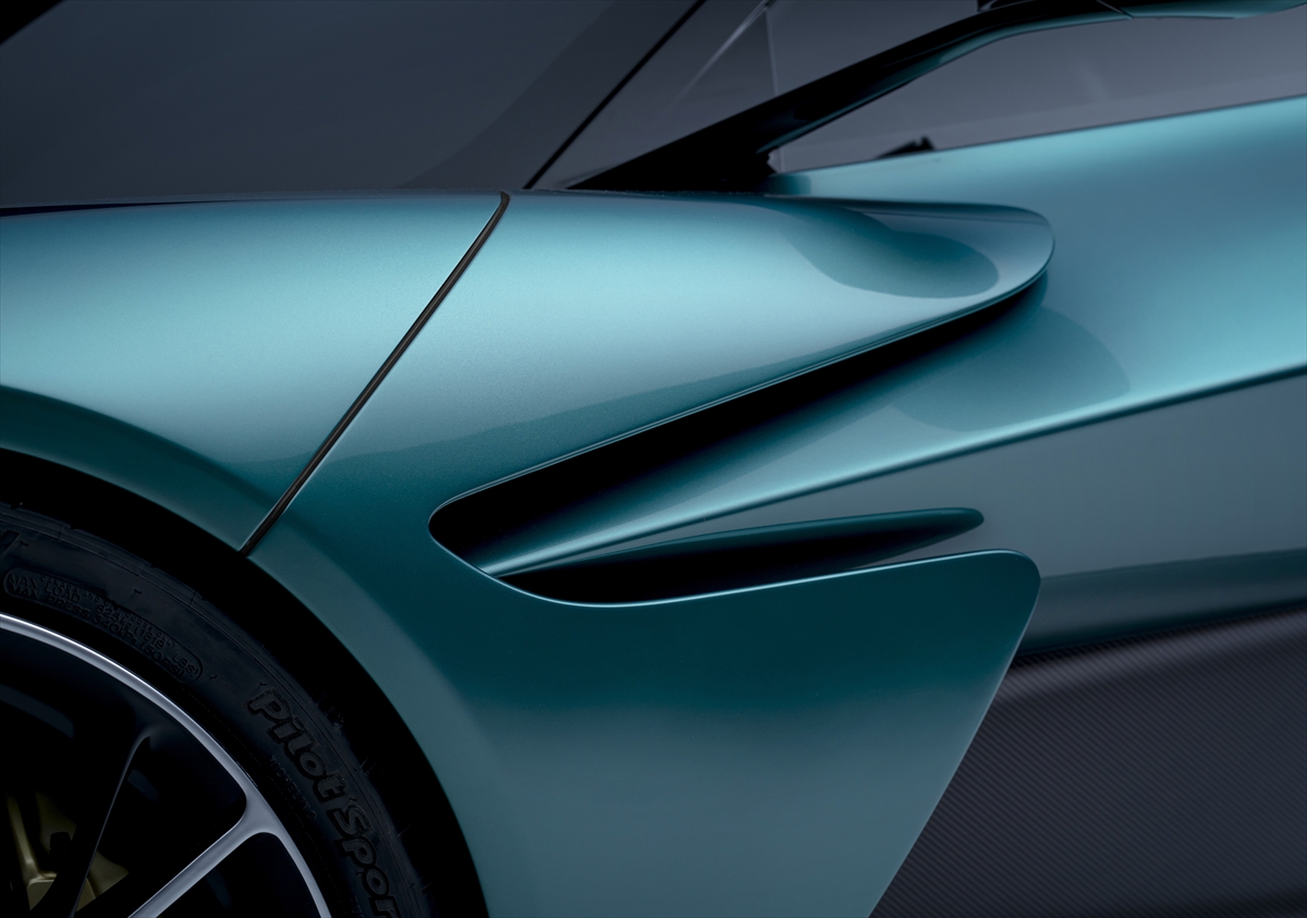 アストン初の本格量産ミドシップ・スポーツ、ヴァルハラは950psのPHEV