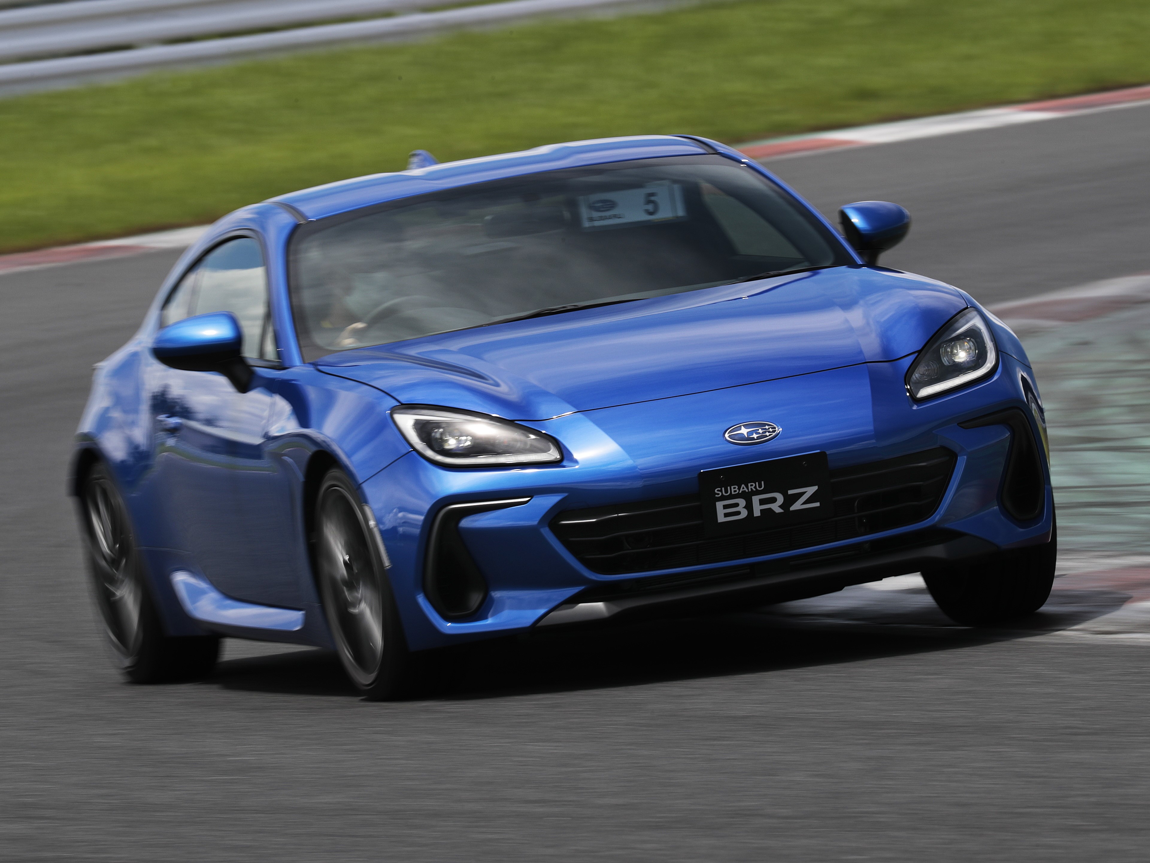 こちらは新型スバルBRZ。フロント・グリルのデザインの違いに注目。