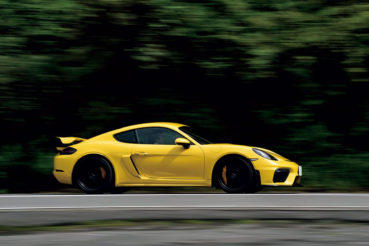 ポルシェ718 ケイマンGTS4 写真はGT4で、全長×全幅×全高=4455×1825×1270mm。ホイールベース=2484mm。車両重量=1450kg(6MT)。ミドシップに縦置きされる4リッター自然吸気フラット6は最高出力=420ps /7600rpm、最大トルク=420Nm/5000-6800rpmを発生、6 段MTないし7段PDKを介して後輪を駆動する。車両価格=1310万円(6段MT)/1358万円(7段PDK)