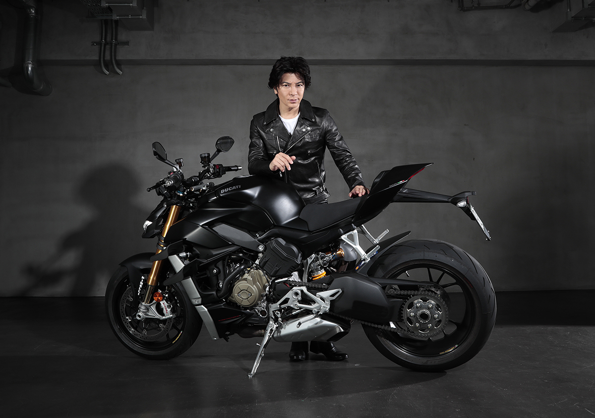 ドゥカティのMHR900に乗っていた武田真治。根っからのバイク好きである。