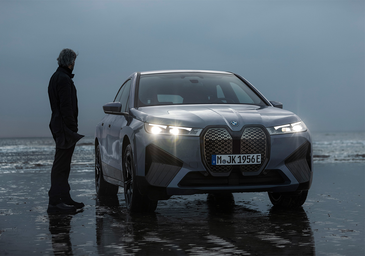 iとXとMのトリプルネームを備えたBMW・iXのフラッグシップ「M60