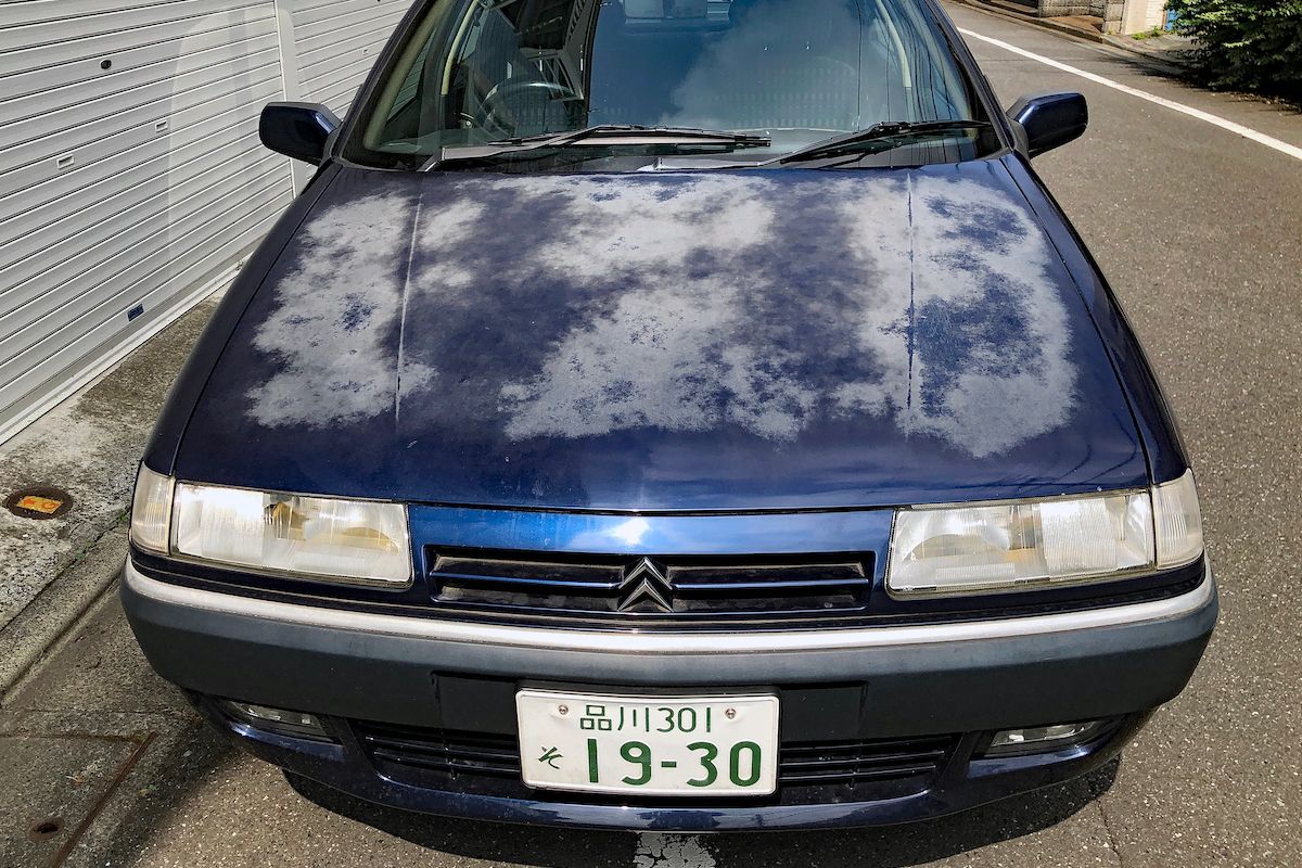 ボンネットの塗装は完全に剥げてしまっていた。ヘッドライトの反射板もかなりくすんでいる。