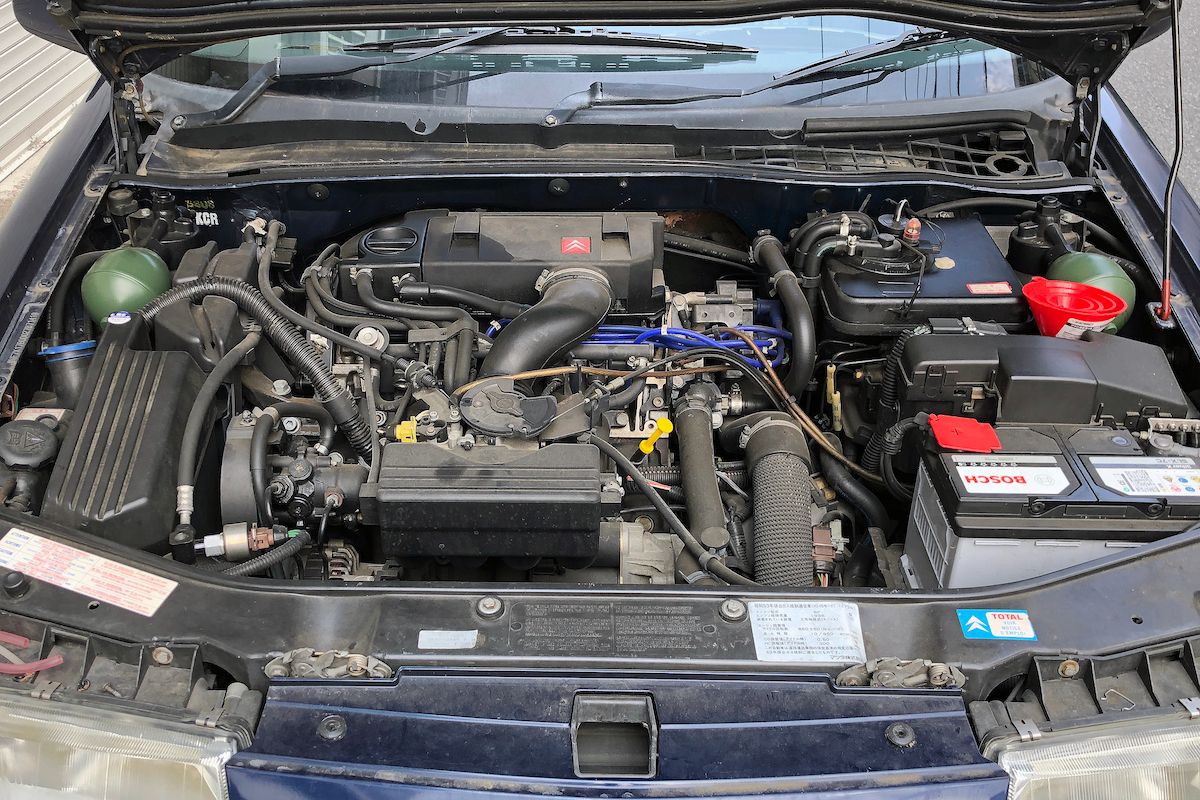 ヘッドカバーやLHMのポンプ、タンクなどには滲みや漏れた跡が確認できる。スフェアとタンクの隙間にちょうど収まっていた赤い漏斗は前オーナーが使っていたもののようだ。ヘッドライトの周囲にはゴムのホース、クリップなども落ちていた。