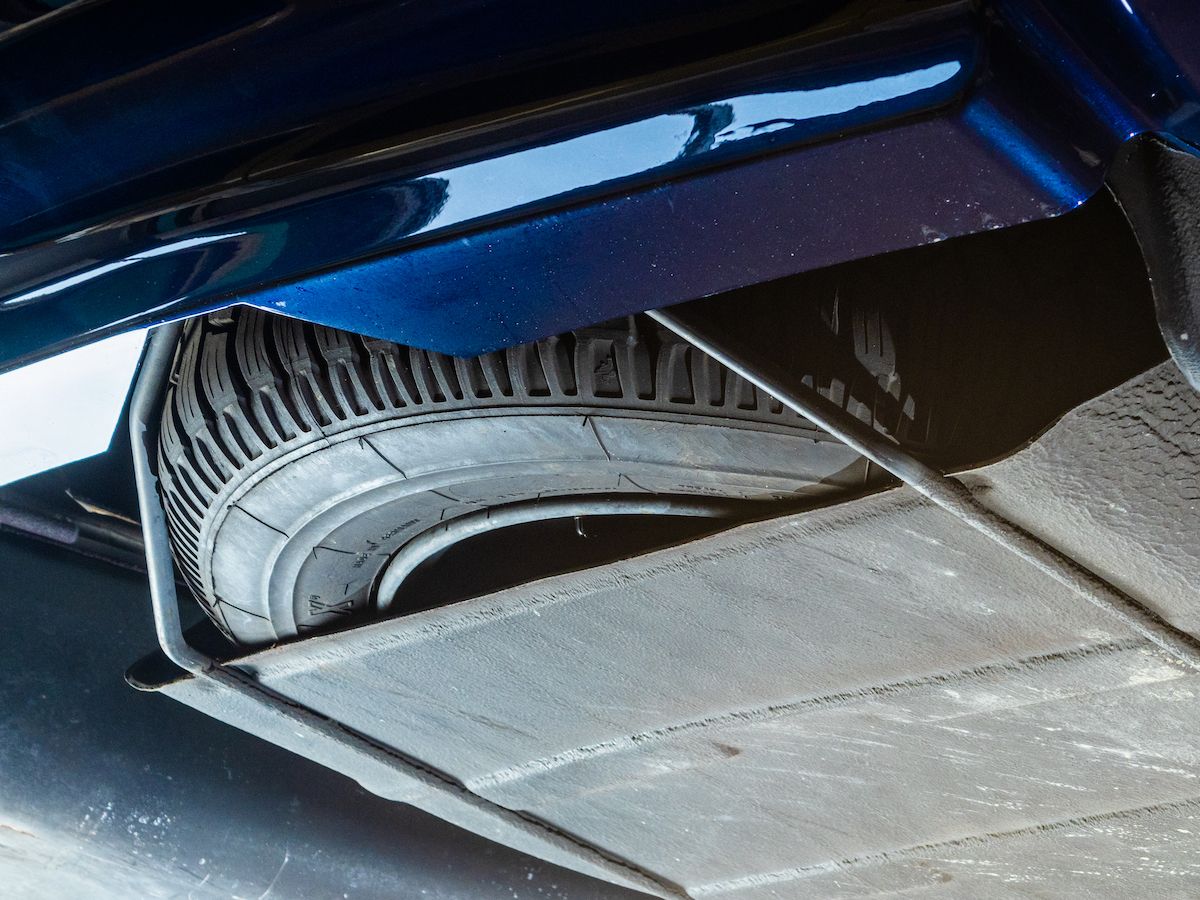 スペア・タイヤも車載工具も使った形跡はなかった。スペアは荷室床下に配置されており、わざわざ荷室を空けなくても取り外し＆取り付けができる。写真はすでにカークラフトによる点検と清掃を終えた状態。