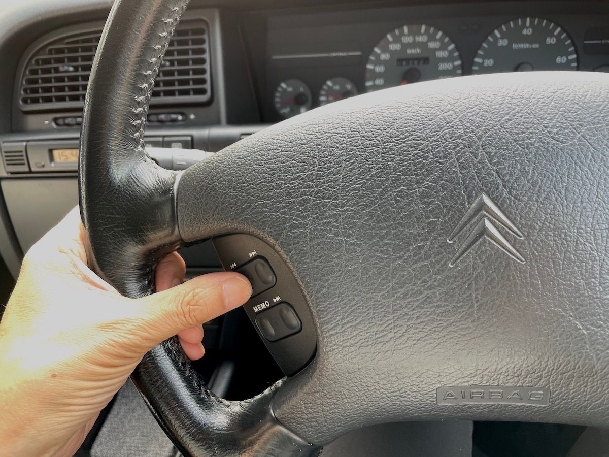 残念ながらステアリング・ホイールのスイッチは現在ただの飾りになっている。