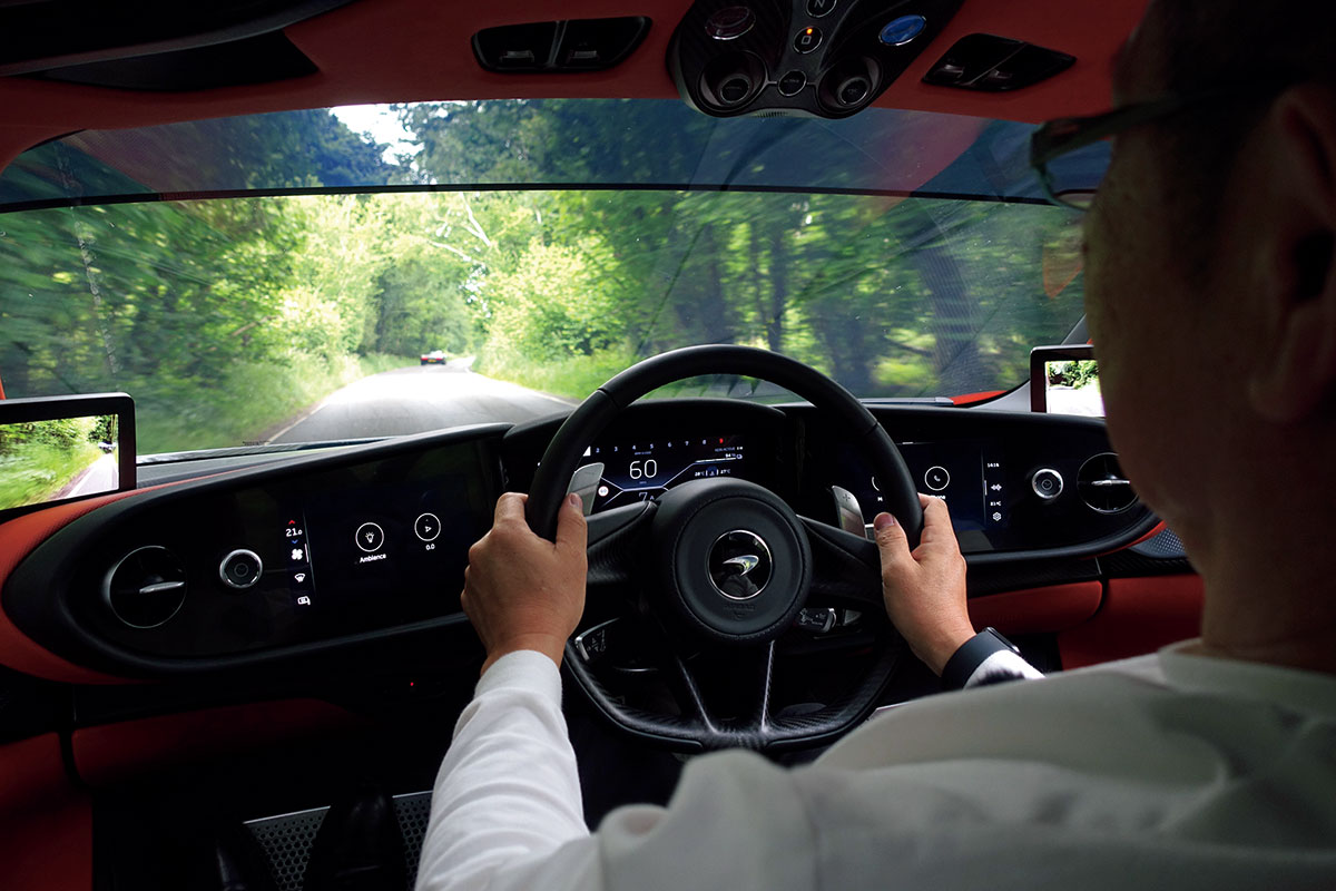 マクラーレン・スピードテールに試乗！ 最高速度は403km/h、2億6000万