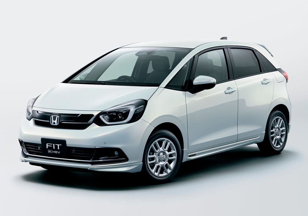立派なグリルが好きな人は必見 新型ホンダ・フィット用純正 