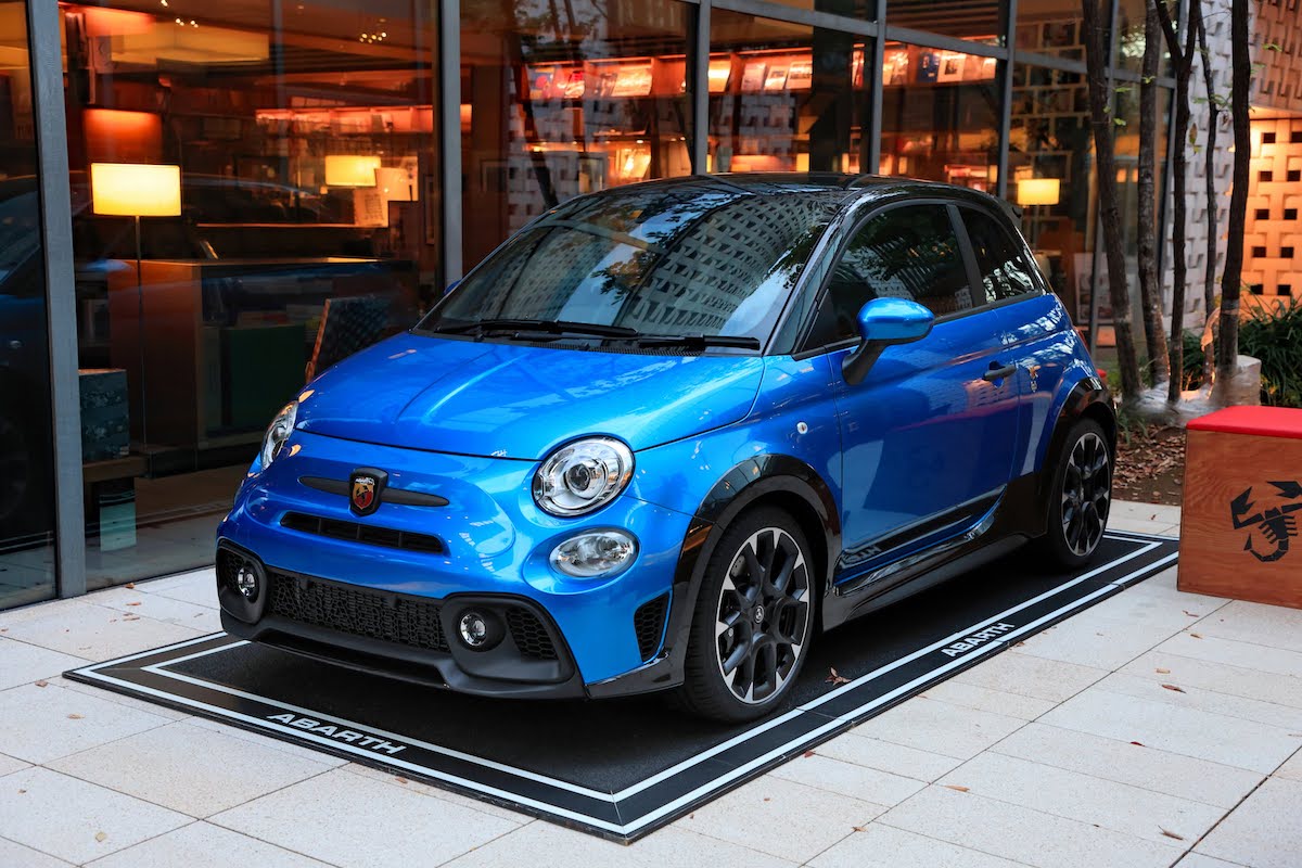 代官山に響くアバルトのエグゾーストノート！ 限定車の「695トリブート