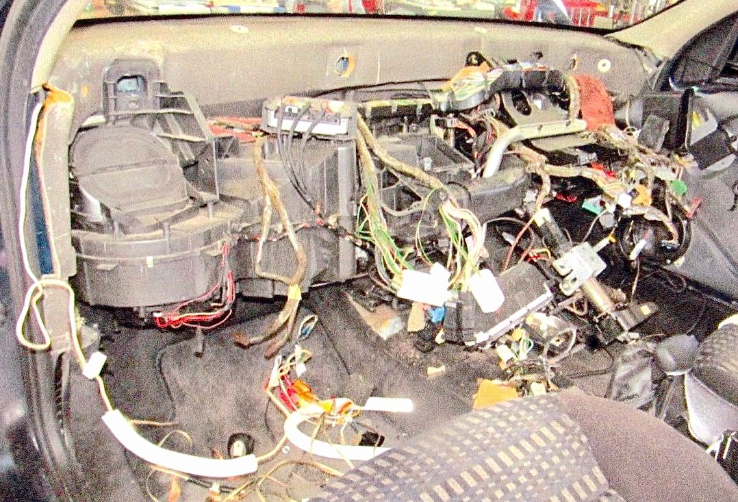ダッシュボードを取り外したところ。本当に直るのか不安になる光景。