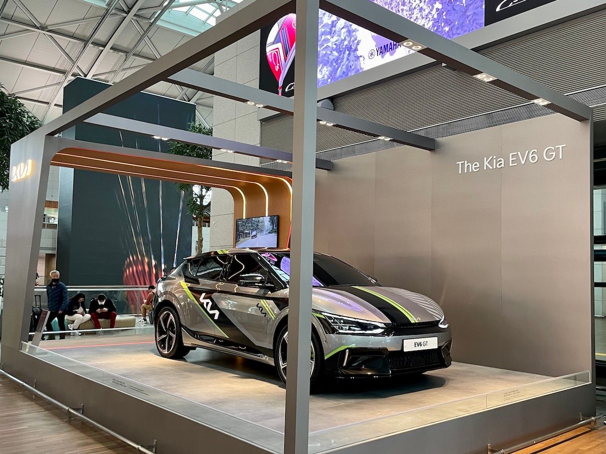 韓国ソウルの仁川空港には現代の最新EVの展示が。空港周囲の商用バンも、見たことのないEVばかりだった。