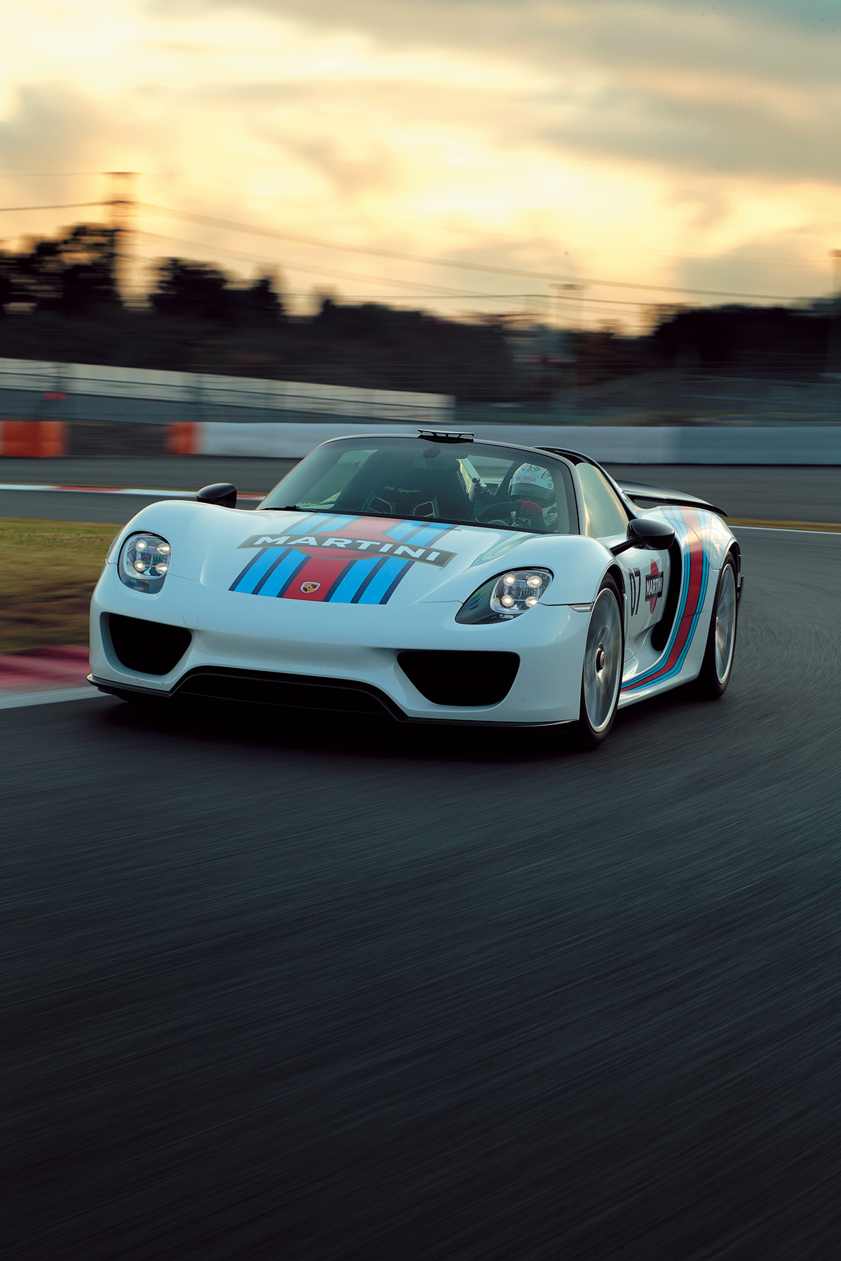 音よりも速い！ これが「ポルシェ918スパイダー」のすべてだ！ 日本初