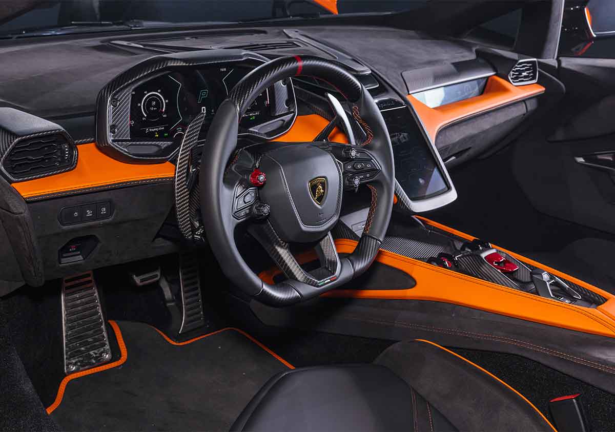 6000万円（税抜）の価値を紐解く V12ハイブリッドのランボルギーニ