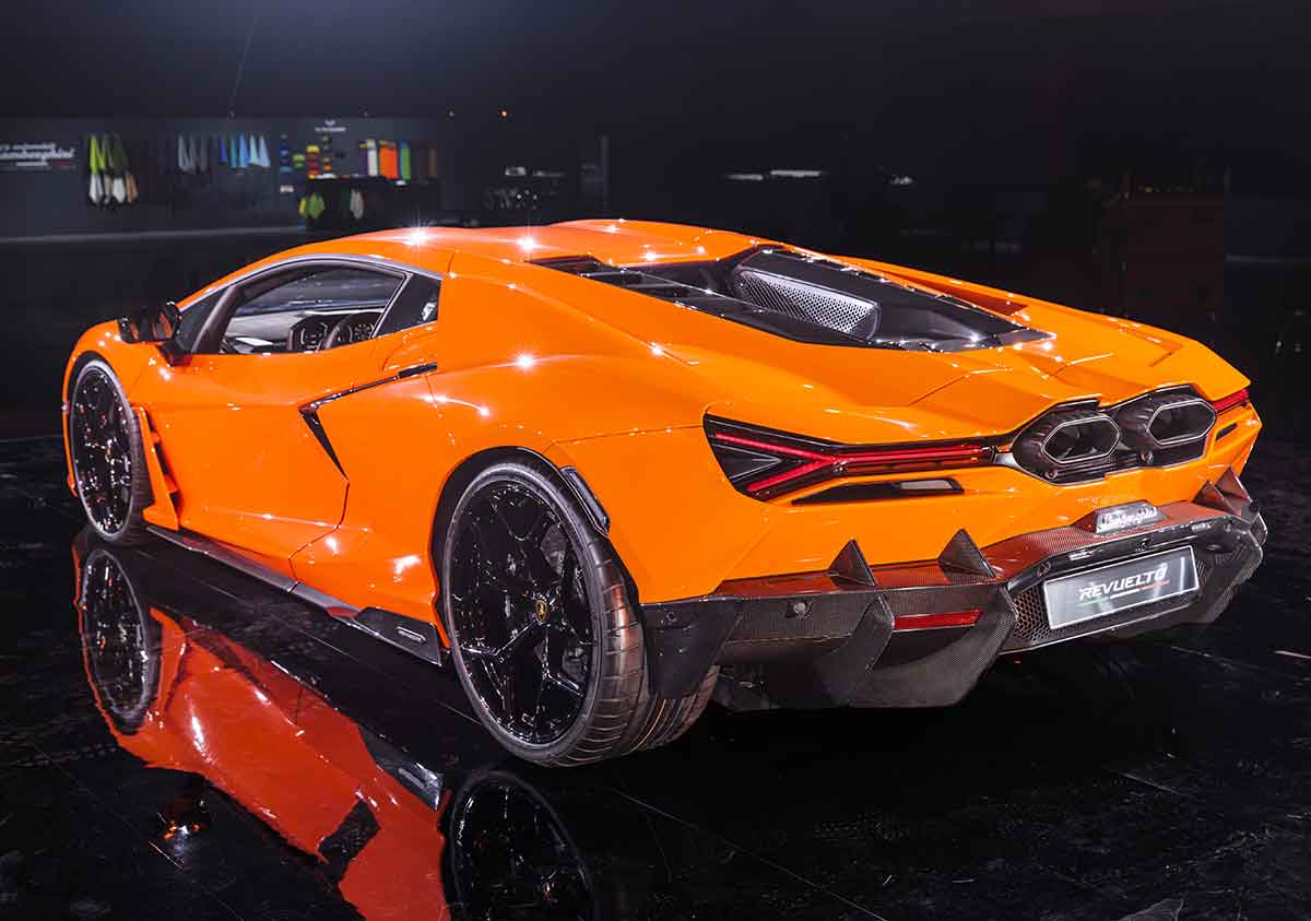6000万円（税抜）の価値を紐解く V12ハイブリッドのランボルギーニ