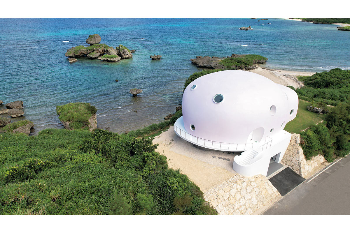 見つけた土地は10mのサンゴの丘の上 真っ青な海に沈む太陽を毎日眺める