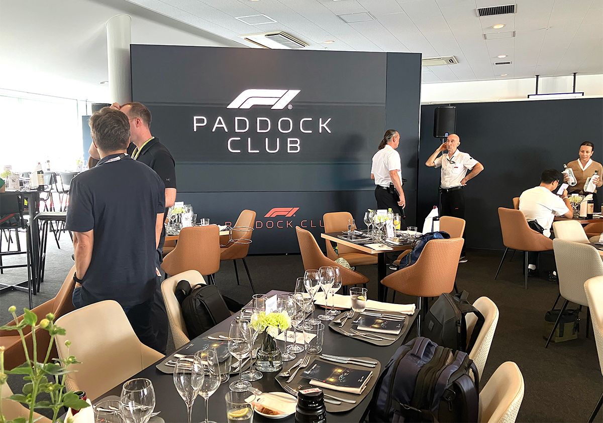 1人当たり数十万〜百数十万円以上 F1グランプリの華やかさを最大限に 