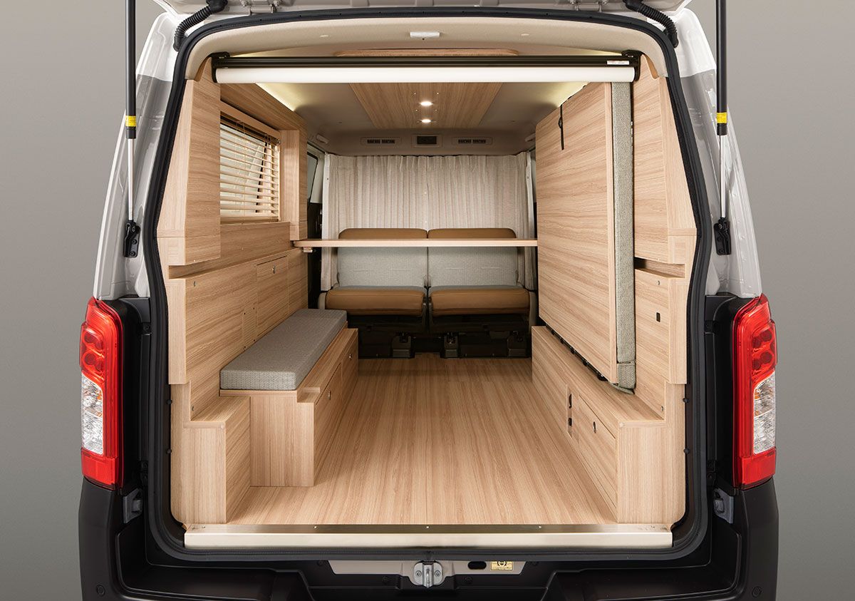 日産キャラバンに純正カスタマイズの車中泊仕様登場 木目調のオシャレ 