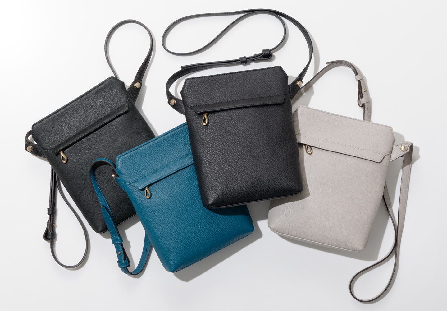 新品タグ付き ペシンシャ ポケットデザイン ショルダーバッグ グレー ポケット感覚で使える！ エティアムから新型ショルダーバッグが