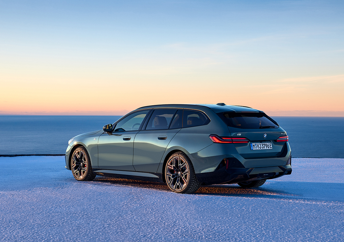 新型メルセデス・ベンツEクラスとガチンコ勝負 BMW5シリーズに