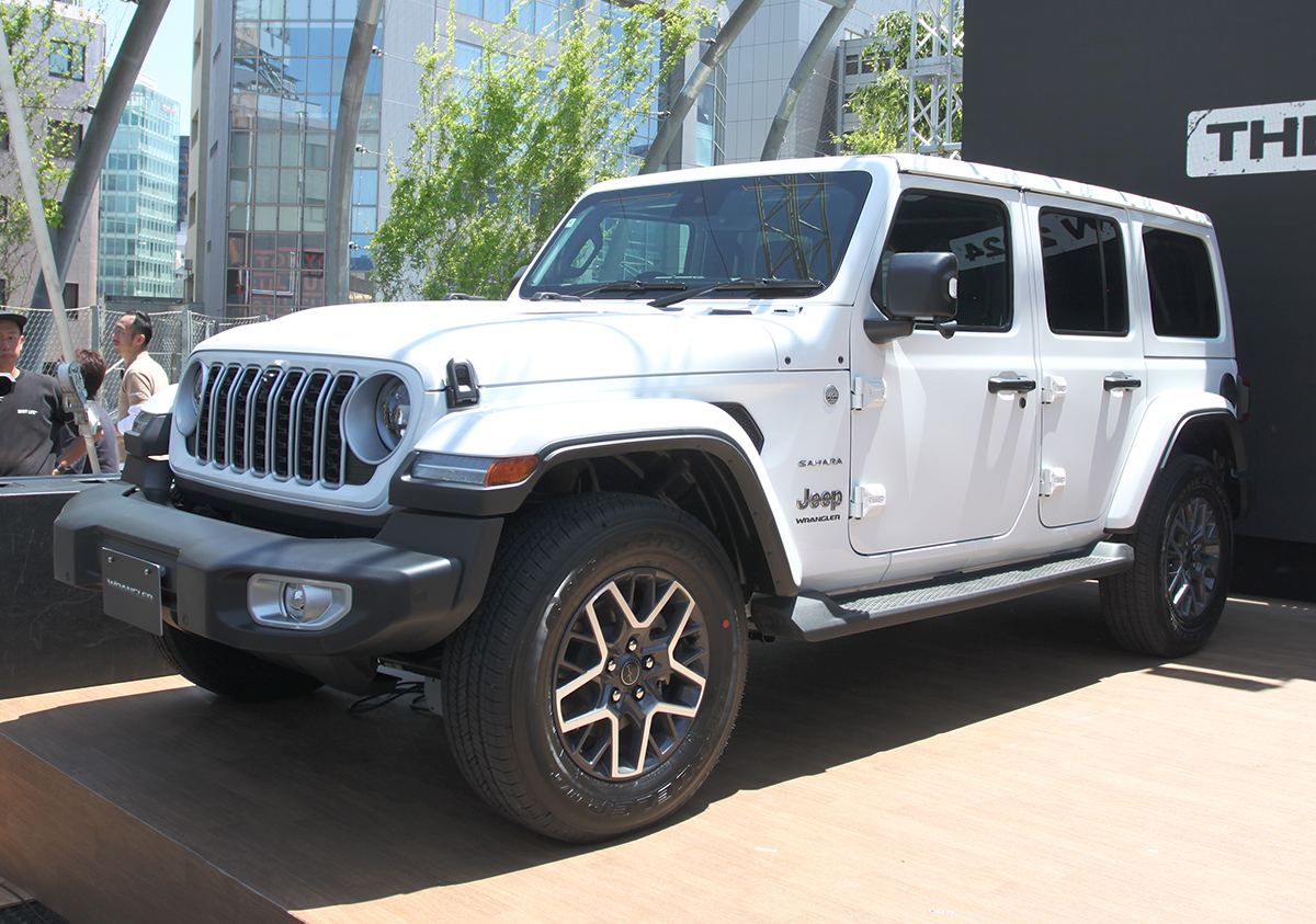 ジープ　新品美品Jeep ラングラー　ホワイトフロントグリル ジープ・ラングラーがマイナーチェンジ 新しいフロント・グリルと最新
