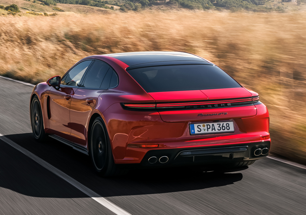 ポルシェが新型パナメーラにニュル最速ハイブリッドのターボS E
