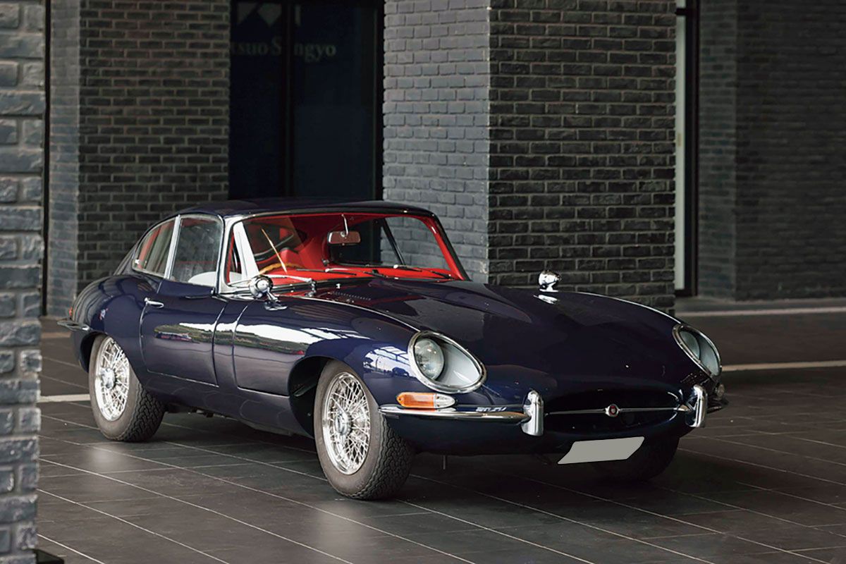 JAGUAR E TYPE Sr.1 高島さんのEタイプは1964年式のシリーズ1。3.8リッター直6は最高出力268psを発生する。ロングノーズの流麗なボディに加え、ダッシュボードが赤、センターコンソールが青、シートが白というトリコロール・カラーの内装が美しい。