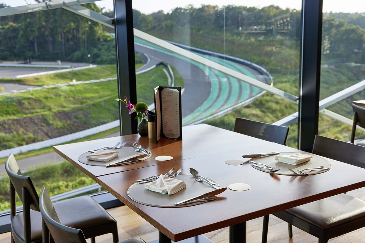 その名も「レストラン906」 愛車のポルシェ911ドライブの締めは絶品