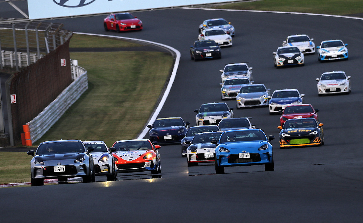 バーチャルから実戦レースへ！ 「DRiVe-Xオートサロン2024頂上決戦