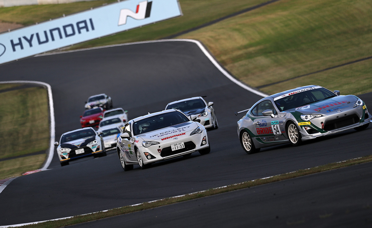 オーバーロード CXチャレンジ 優勝 PR+ バーチャルから実戦レースへ！ 「DRiVe-Xオートサロン2024頂上決戦