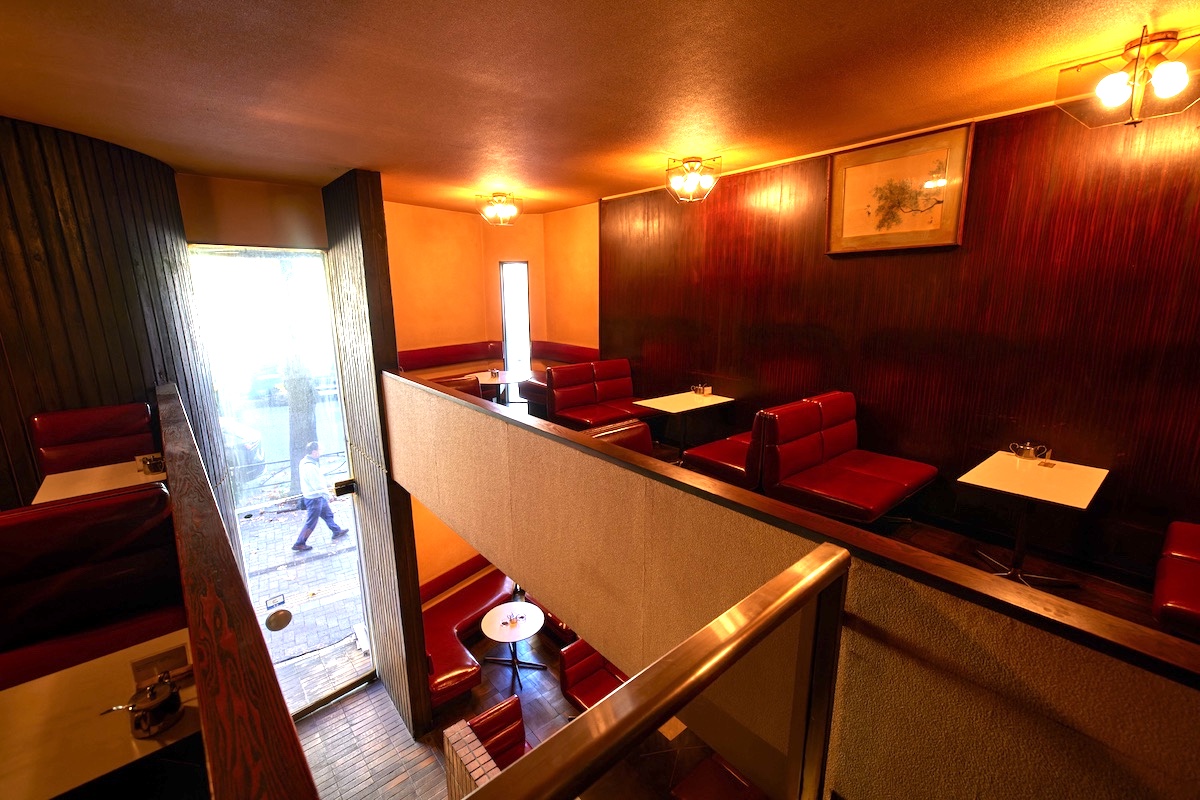 70年代の息吹をそのまま伝える奇跡の喫茶店「珈琲ロン」 建物を設計