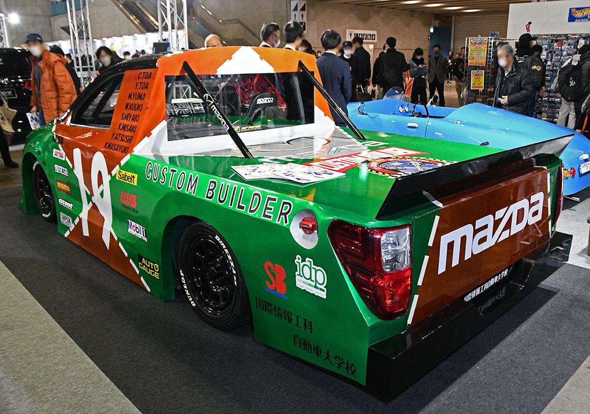 マツダCX-5をピックアップ・トラックのNASCARレーサーに学生たちが