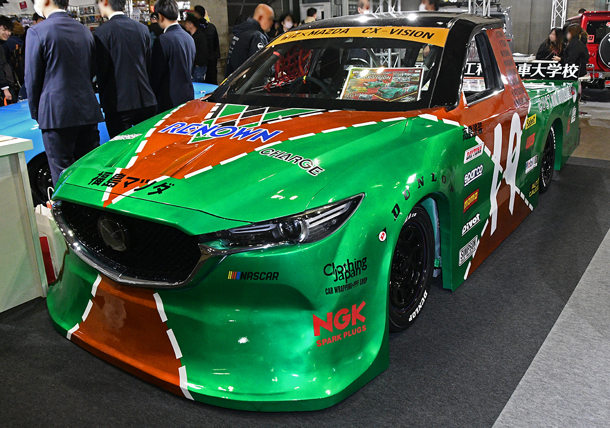 マツダCX-5をピックアップ・トラックのNASCARレーサーに学生たちが