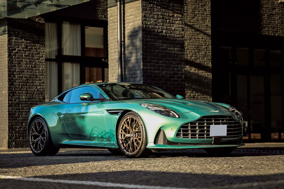 ASTON MARTIN DB12／映画『007』シリーズが大好きで、撮影の際には是非という川端健嗣さんからのリクエストに応えて用意したアストン・マーティンDB12。川端さんを虜にしたのはそのスタイリングである。「なんて綺麗なフォルムなんだろう！」と感嘆していた。