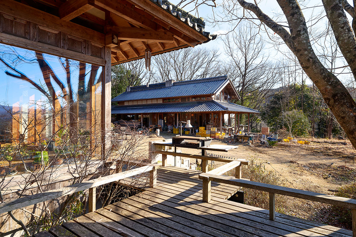 80代の夫婦が20年かけてDIYで建てた終の棲家 名旅館のようなたたずまい