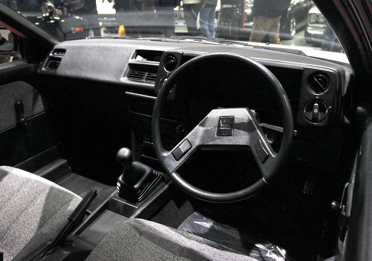 新車同然に仕立てた希少な2ドアGTのAE86レビンとファミリーバイク
