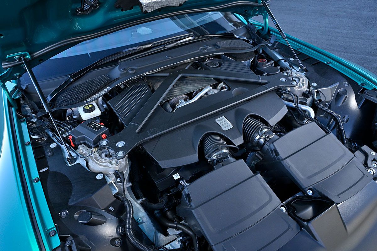 最高出力665ps/6000rpm、最大トルク800Nm/2000～5000rpmを発揮する4リッター V8ツイン・ターボ・ユニットをフロントに搭載し、リアに配置される8段ATを介して後輪を駆動する。