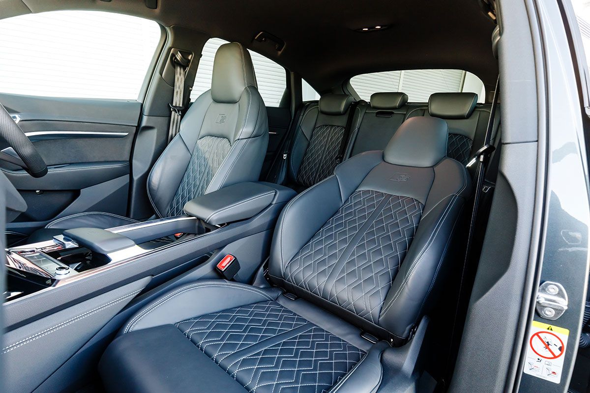 スポーツ・モデルを示す“S”が車名につくSQ8は、シートもサポート性の高いスポーティな形状で掛け心地も上々。